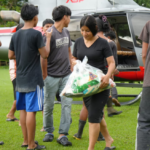 Personal de emergencia carga insumos debido a las inundaciones en Costa Rica para enviar a zonas indígenas
