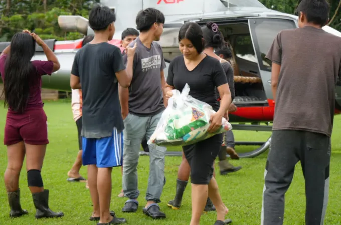 Personal de emergencia carga insumos debido a las inundaciones en Costa Rica para enviar a zonas indígenas