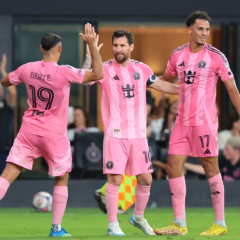 Lionel Messi festeja uno de sus cuatro goles en la victoria 7-1 de Inter Miami sobre Montreal.