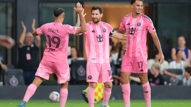 Lionel Messi festeja uno de sus cuatro goles en la victoria 7-1 de Inter Miami sobre Montreal.