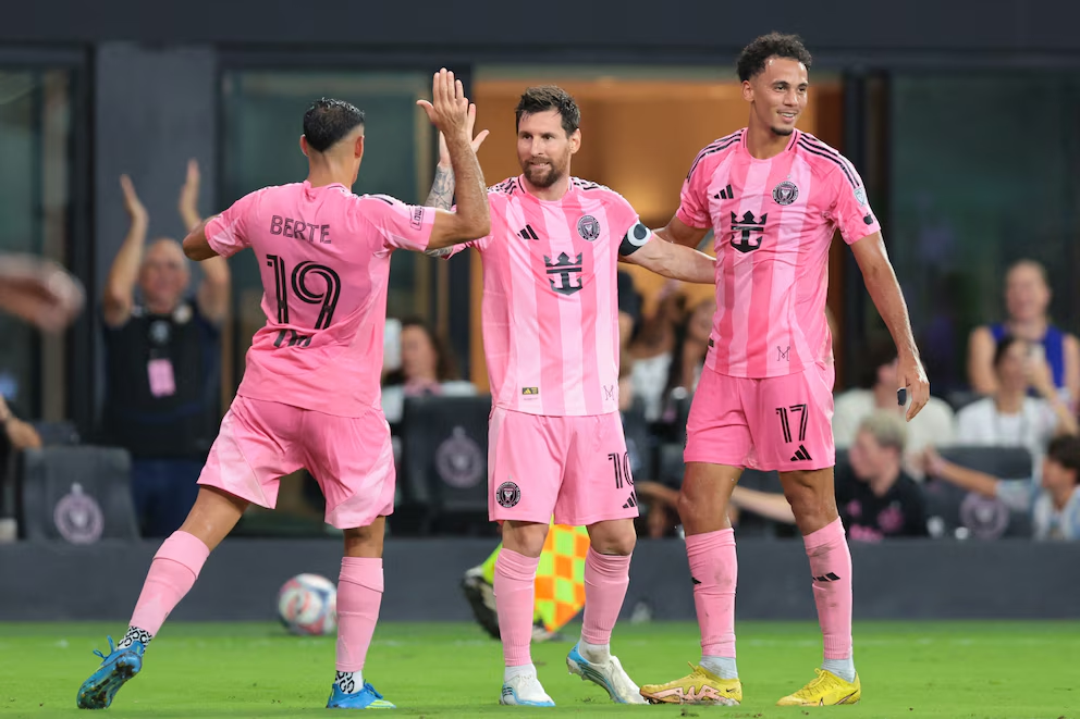 Lionel Messi festeja uno de sus cuatro goles en la victoria 7-1 de Inter Miami sobre Montreal.