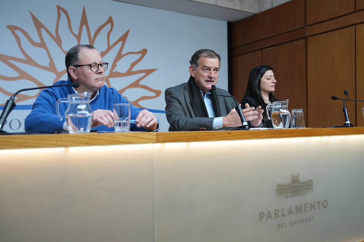 Guido Manini Ríos anunciando el apoyo de su partido a la Rendición de Cuentas en el Parlamento