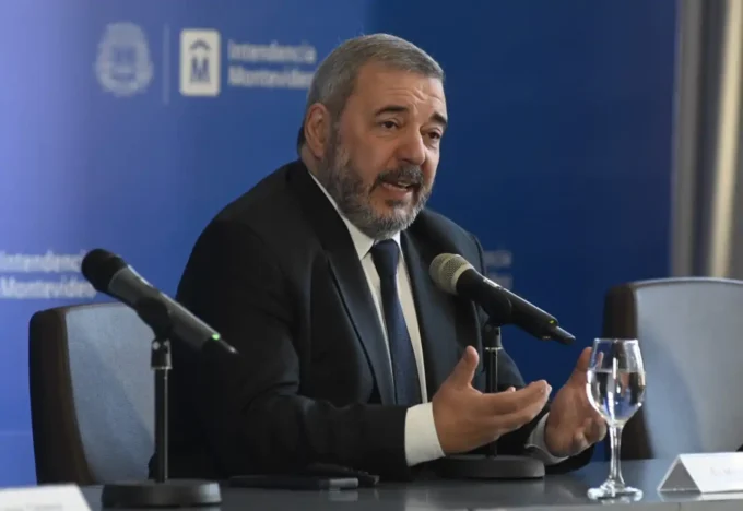 Mario Bergara en un acto de la Intendencia tras quedar entre los seis peores en la encuesta