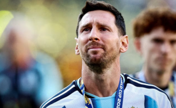 Lionel Messi vistiendo la camiseta de la Selección argentina durante un partido oficial.
