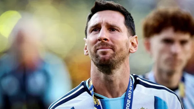 Lionel Messi vistiendo la camiseta de la Selección argentina durante un partido oficial.
