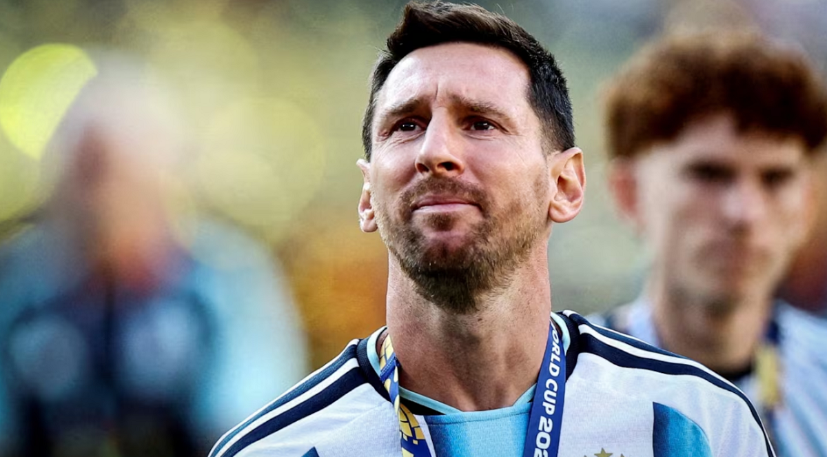 Lionel Messi vistiendo la camiseta de la Selección argentina durante un partido oficial.
