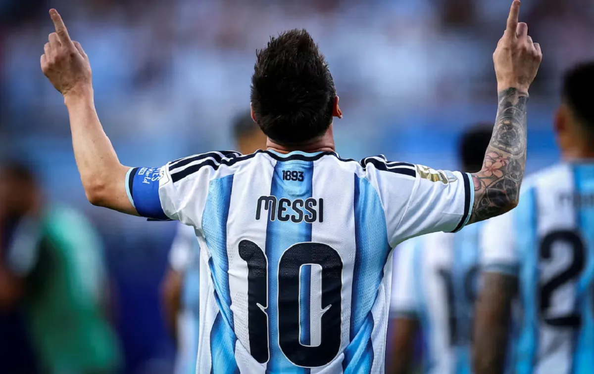 Lionel Messi celebrando con la Copa del Mundo junto a sus compañeros de la Selección argentina.