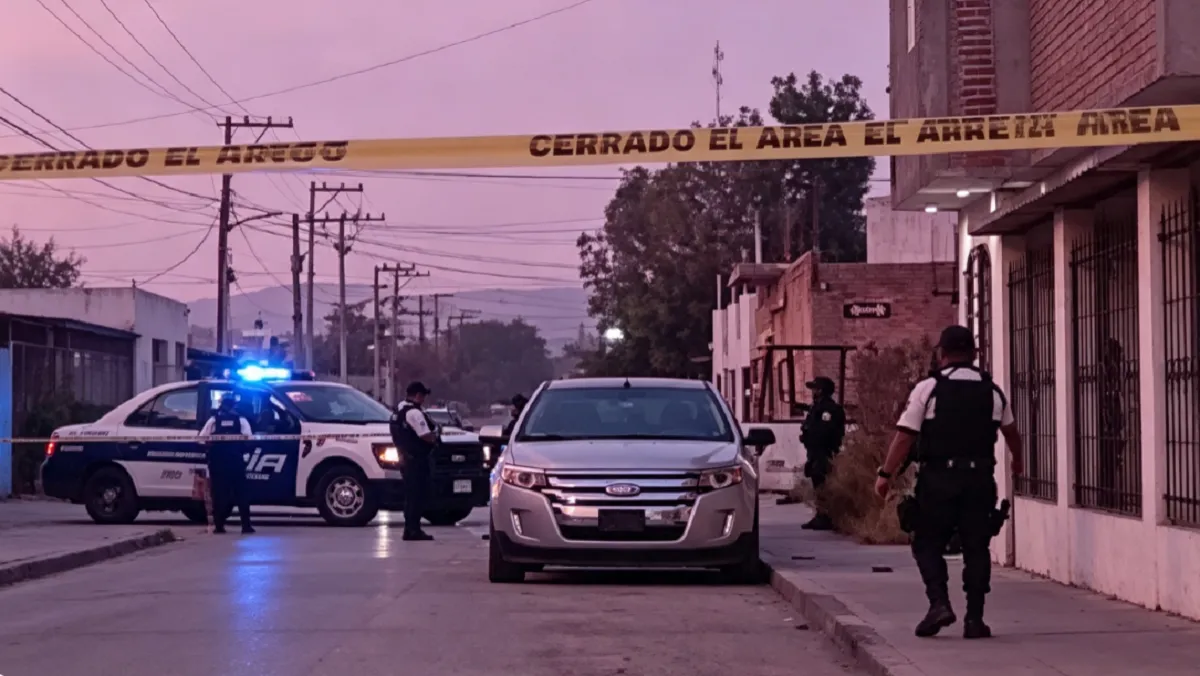 Cinta de precaución perimetral en una calle de México tras un grave hecho de violencia.