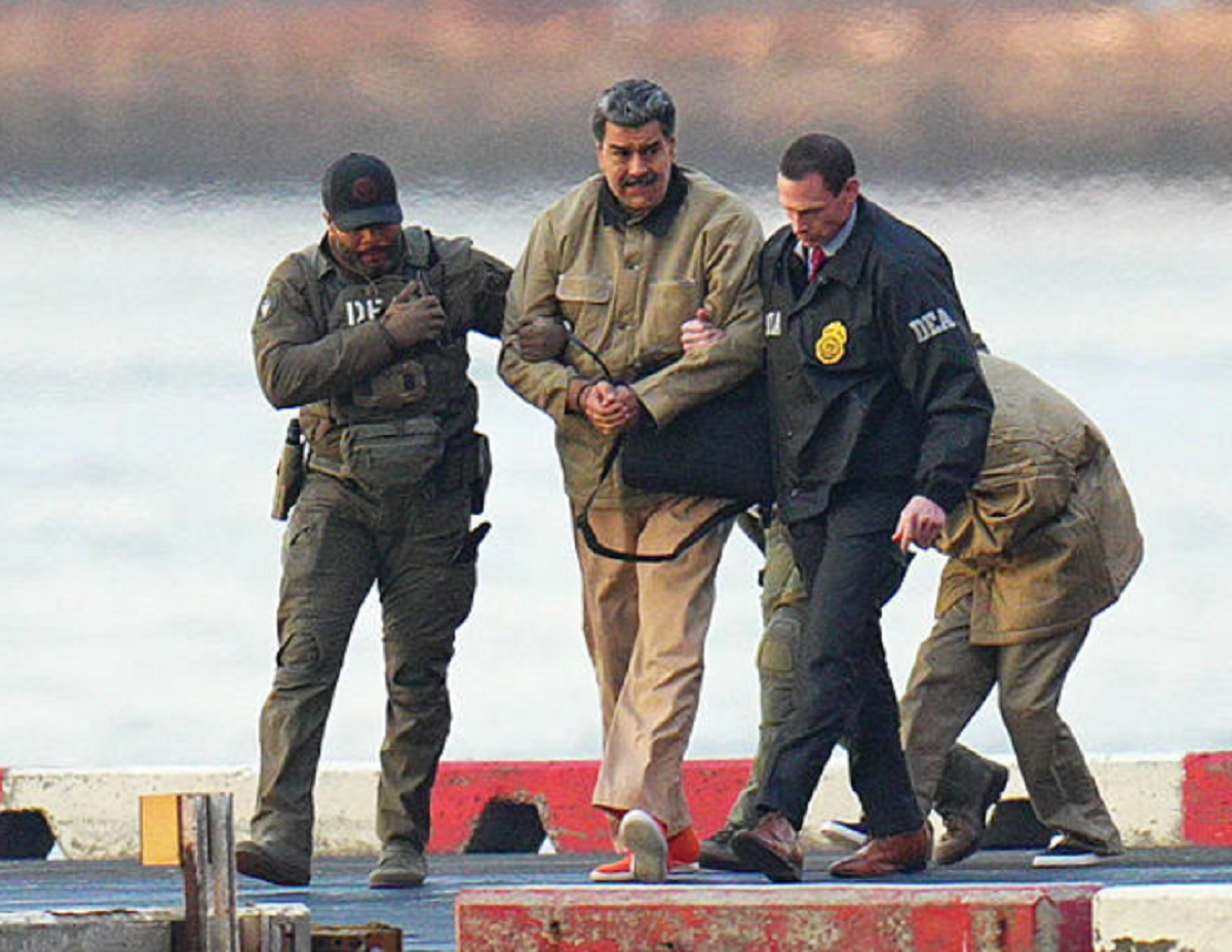Imagen difundida por Nicolás Maduro desde la cárcel federal estadounidense luciendo buzo gris y zapatillas.