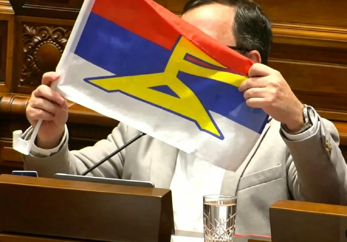 Fotografía del momento en que Schipani le regala bandera a Perrone en la Cámara de Diputados de Uruguay.