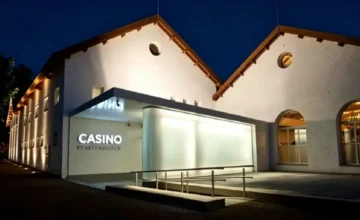Fachada del Casino Parque Hotel en el barrio Parque Rodó de Montevideo.