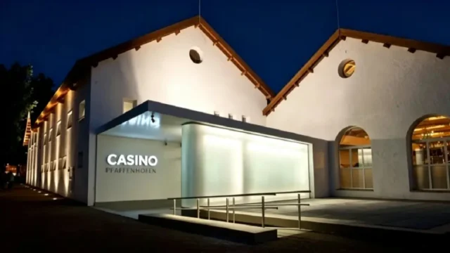 Fachada del Casino Parque Hotel en el barrio Parque Rodó de Montevideo.