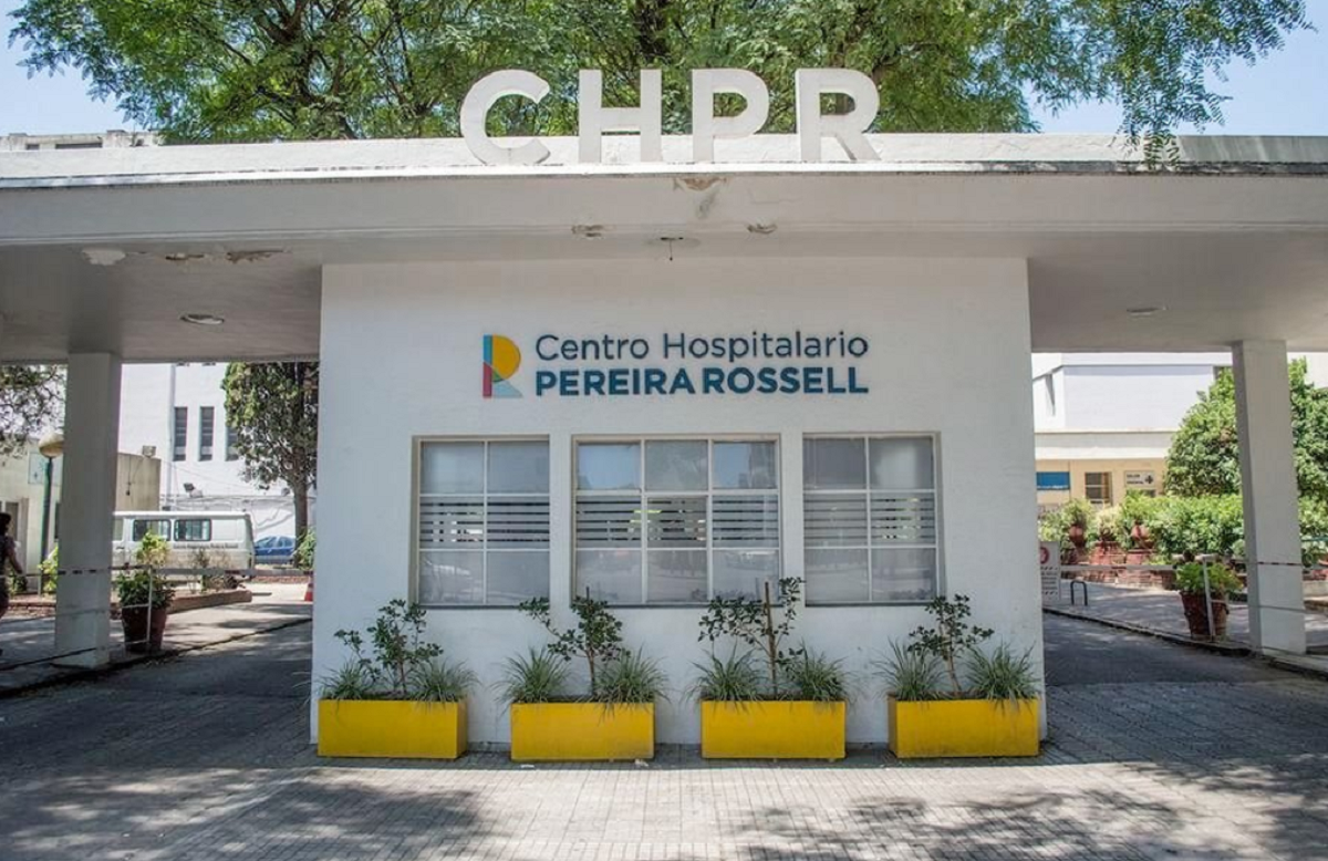 Sala de operaciones pediátrica con equipamiento especializado.