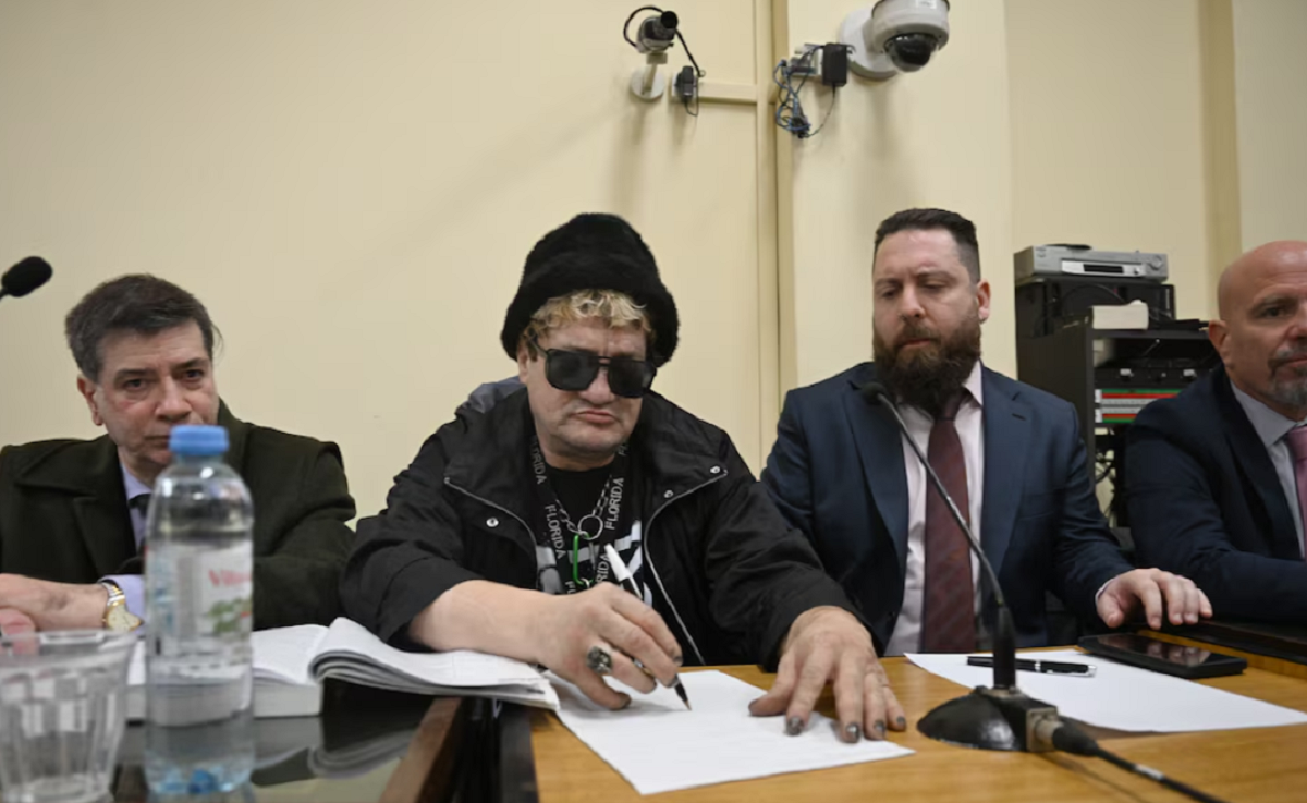 Bochornoso inicio del juicio a Pity Álvarez: se durmió, roncó y la fiscalía lo acusó de estar "aburrido