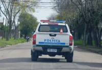 Patrullero de la Jefatura de Policía de Montevideo transitando por la vía pública.