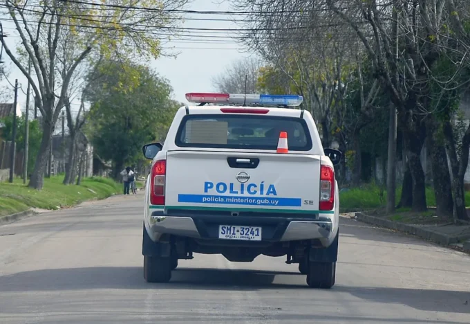 Asalto en La Blanqueada: la Policía tardó más de una hora 12 Patrullero de la Jefatura de Policía de Montevideo transitando por la vía pública.