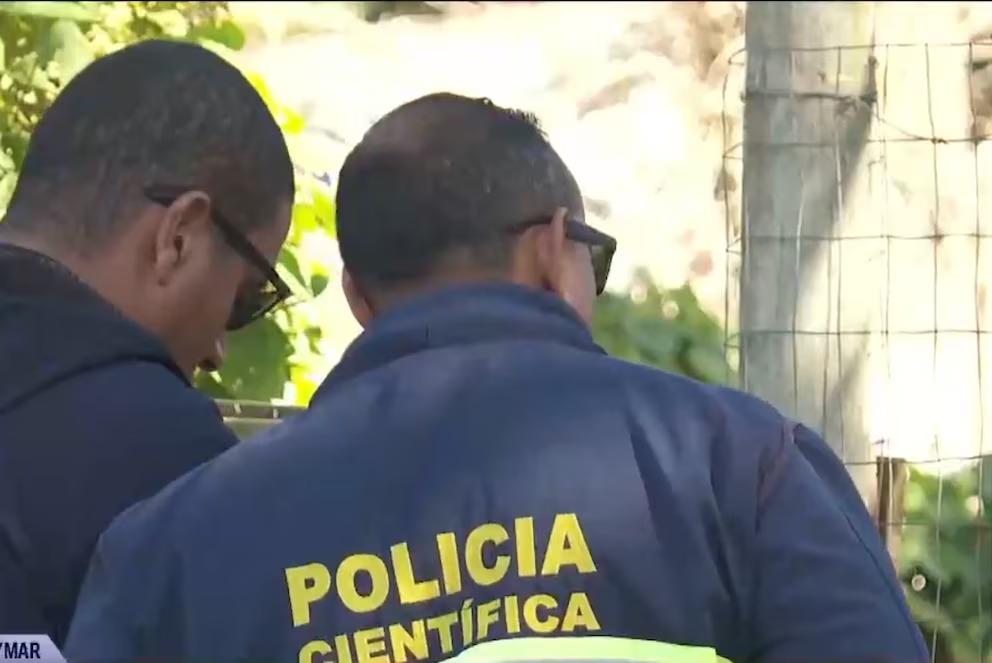 Efectivos de la Policía Científica trabajan en una escena de violencia fuera de control en Uruguay