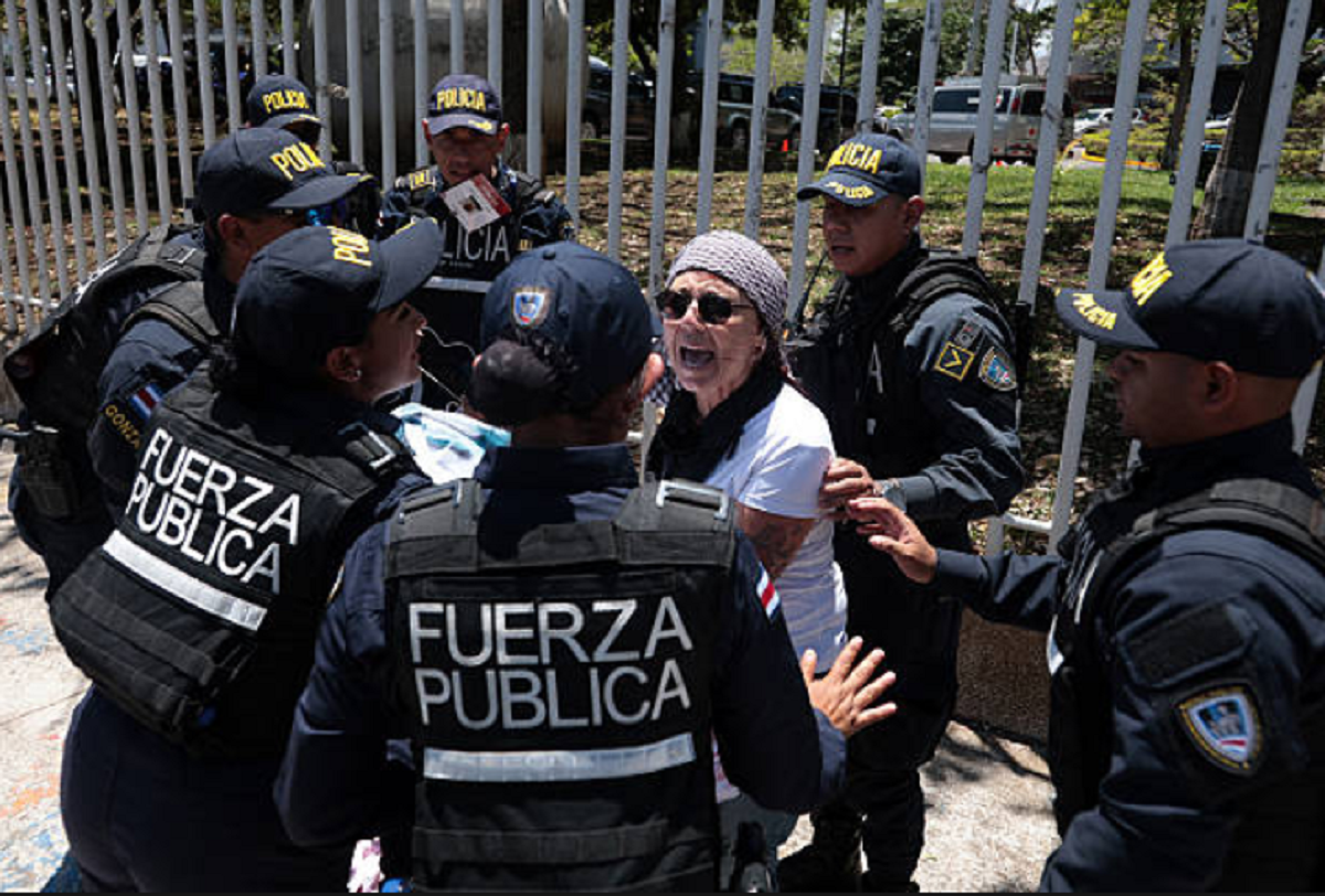 Controles de seguridad pública en un contexto donde Costa Rica promete mano dura contra policías y funcionarios.