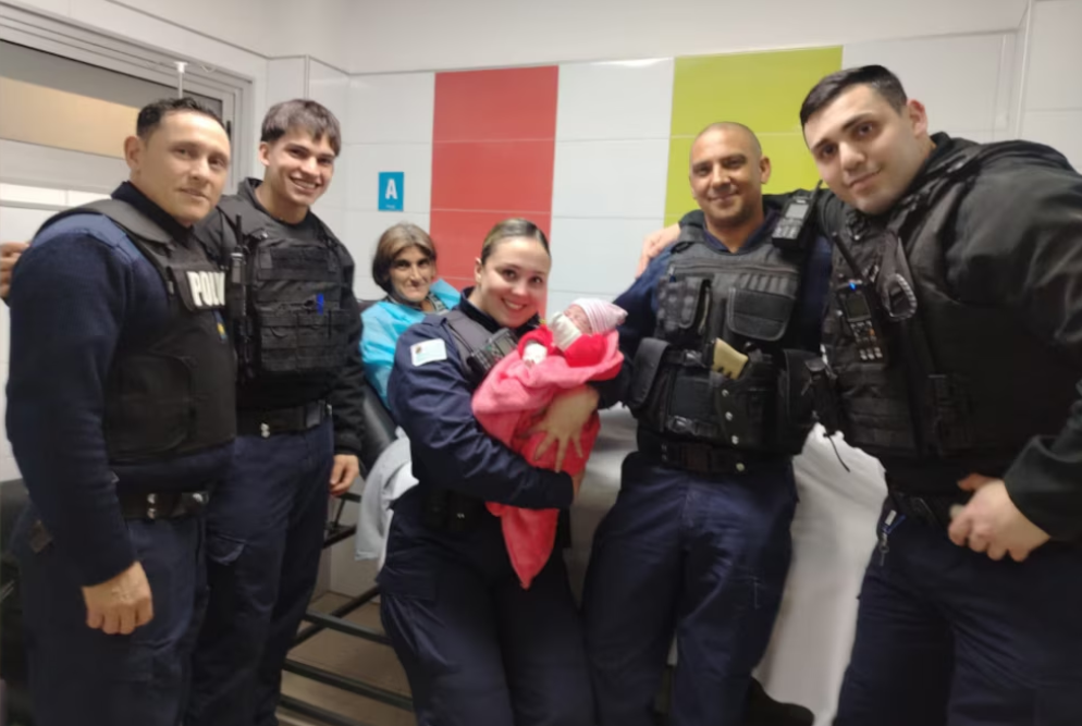 Un grupo de policías asistieron un parto de urgencia en Montevideo durante un operativo nocturno.