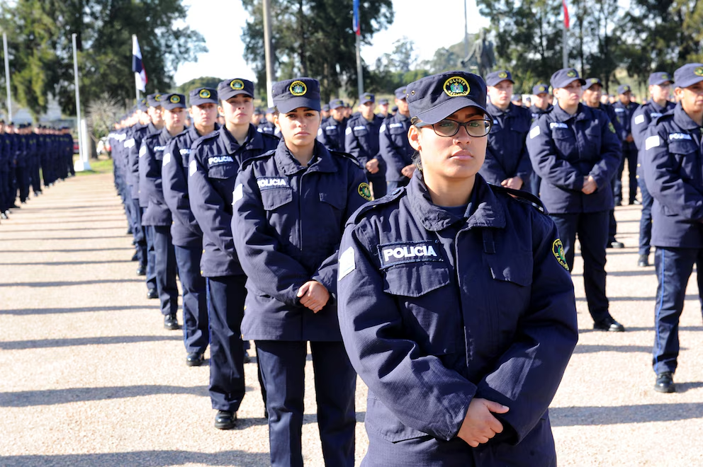 Unidades policiales desplegadas en la vía pública donde suspenden licencias de policías uruguayos