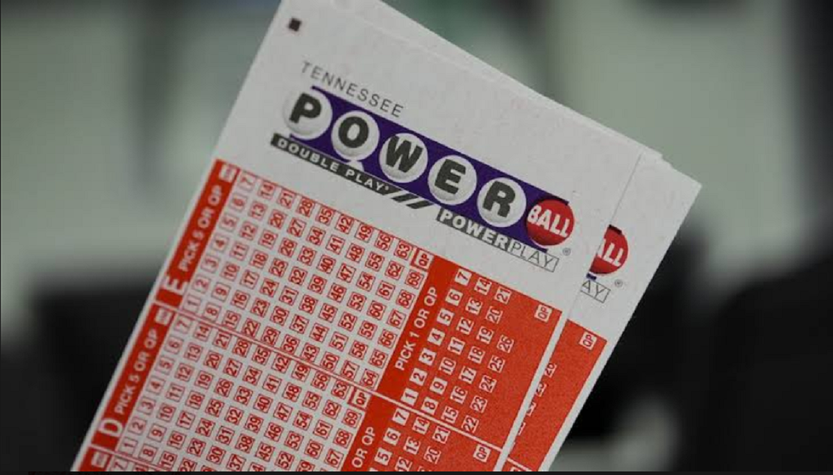 Boleto oficial de la lotería Powerball con los números ganadores y la bola roja del sorteo