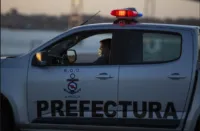 Efectivos de Prefectura ingresando a un predio durante la Operación Antidrogas en Colonia
