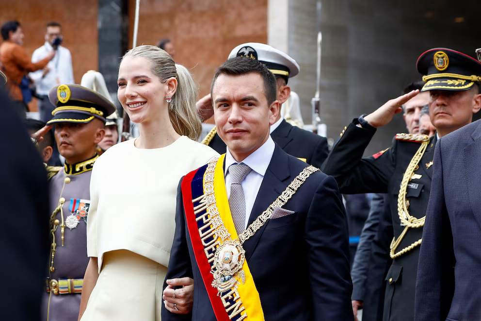 Lavinia Valbonesi y Daniel Noboa caminando juntos durante un acto oficial de Estado en Quito.