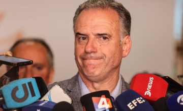 El presidente Yamandú Orsi hablando ante los medios de comunicación en rueda de prensa.