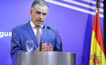 El presidente Yamandú Orsi durante un acto oficial en la Torre Ejecutiva tras 18 meses de mandato.