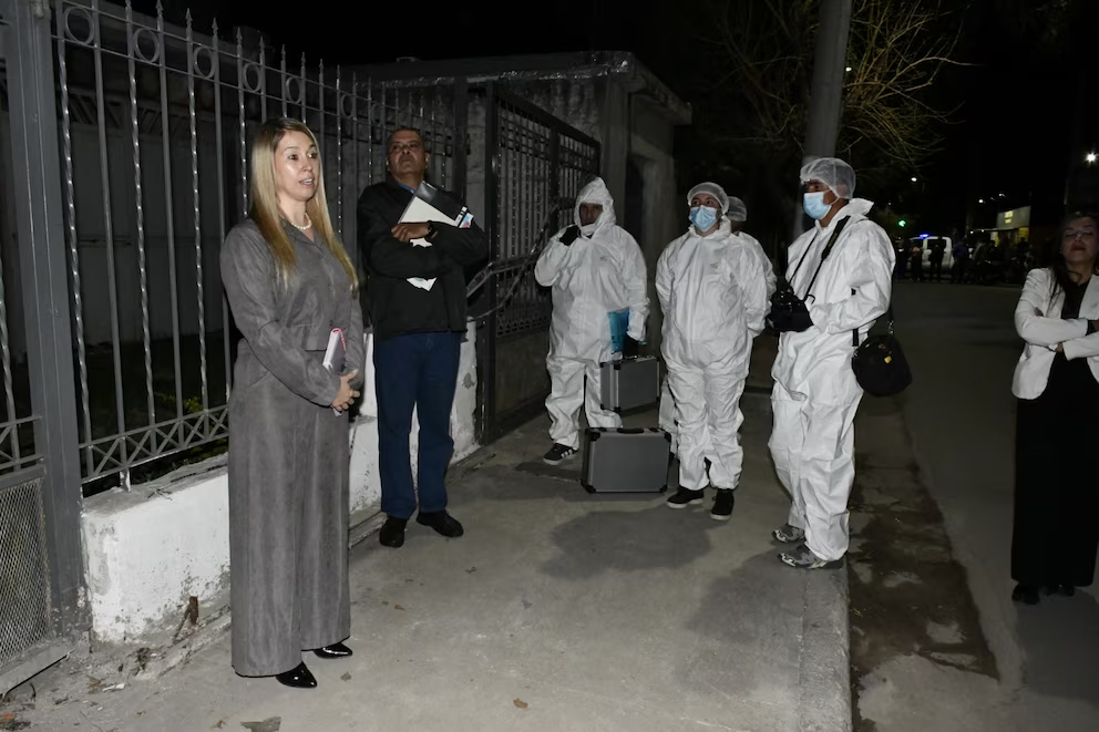 Autoridades judiciales participan en la inspección de la vivienda durante el caso Ilda Goyochea en La Rioja