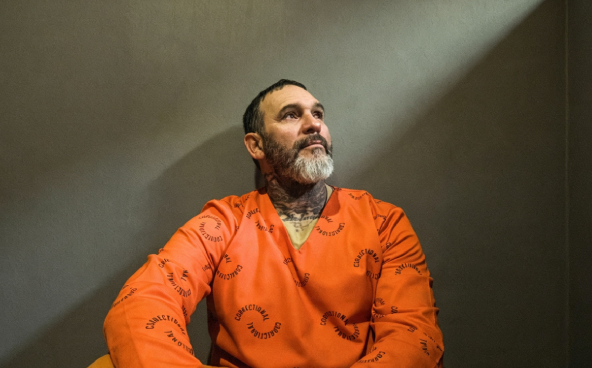 Roberto Mosquera recluido en una celda en el marco de las deportaciones a terceros países.
