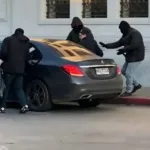 Rapiña al BROU de Pando: delincuentes armados se llevaron dos bolsones con dinero 3 Trabajo de la Policía Científica sobre el auto abandonado tras la rapiña al BROU de Pando