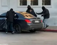 Vehículo abandonado por los delincuentes en Barros Blancos luego del asalto al brou de pando.