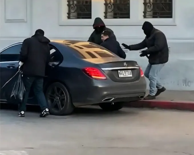 Vehículo abandonado por los delincuentes en Barros Blancos luego del asalto al brou de pando.
