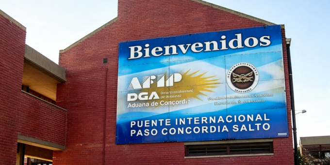 Vehículos aguardando en el paso de Salto Grande ante la brecha de precios entre Salto y Concordia