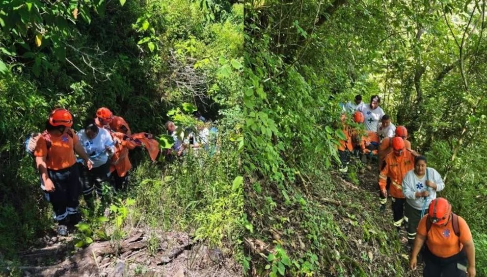 Socorristas trasladan en camilla al senderista herido durante el operativo de rescate en el volcán El Boquerón.