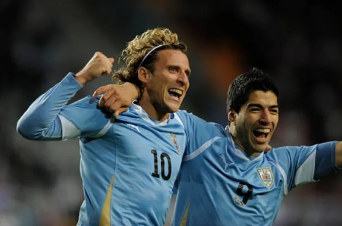 Diego Forlán convocará a Luis Suárez a la selección uruguaya según confirmó en rueda de prensa.