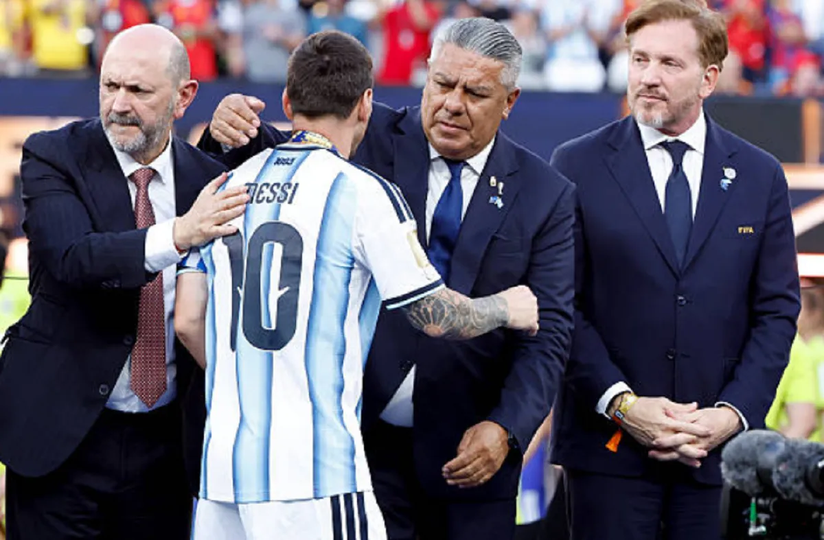 Lionel Messi con la camiseta de la selección argentina celebrando un título