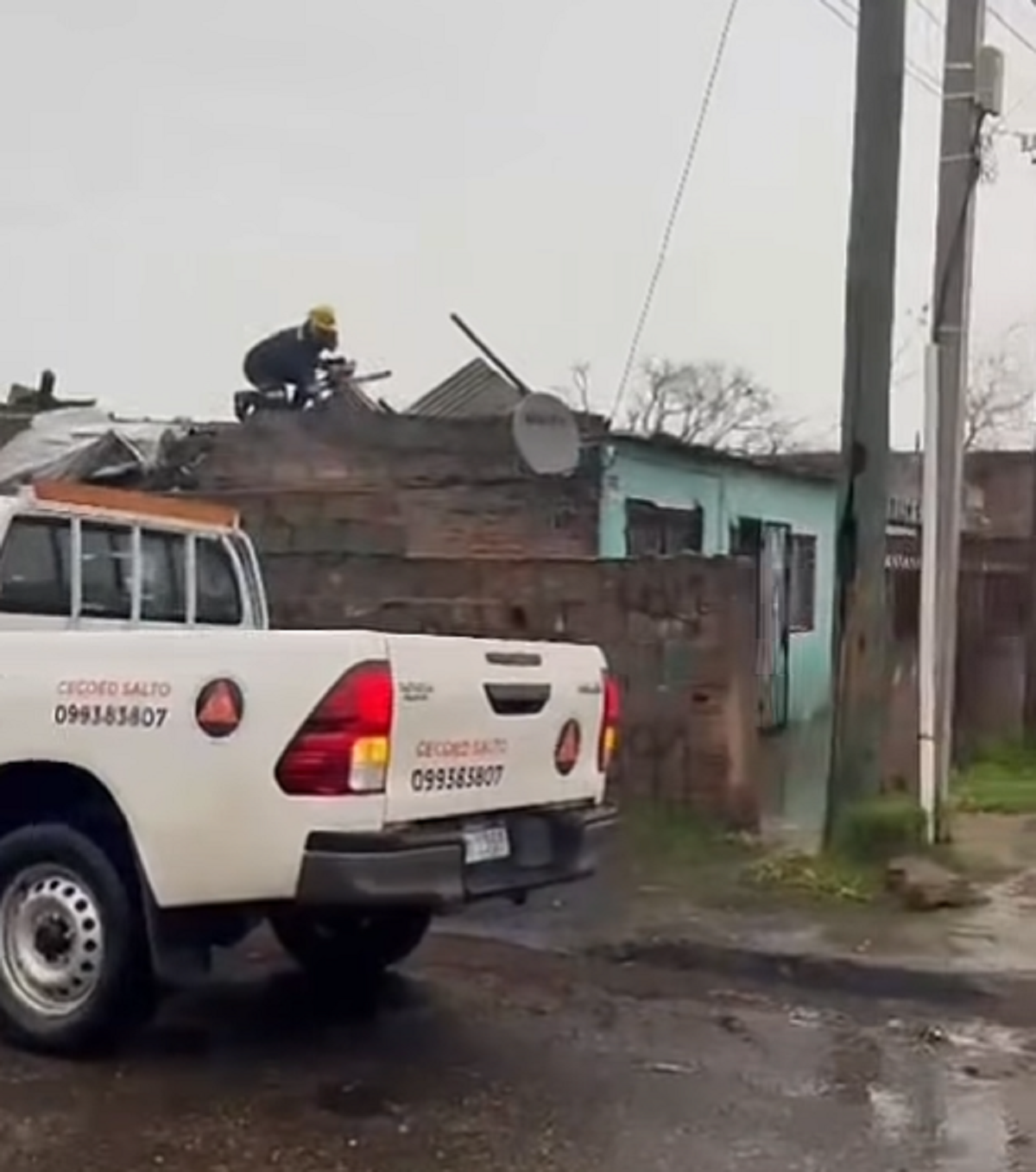 Vivienda dañada en el departamento norteño luego de que un temporal en Salto provoca voladuras de techos