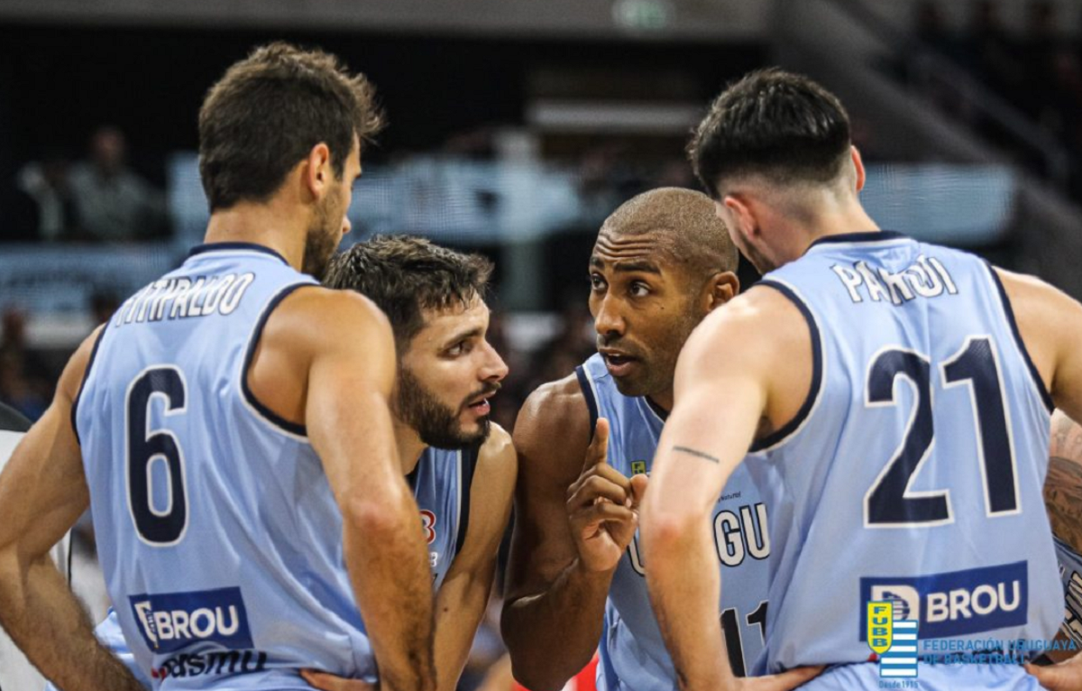 Balón de básquetbol sobre el parquet de una cancha