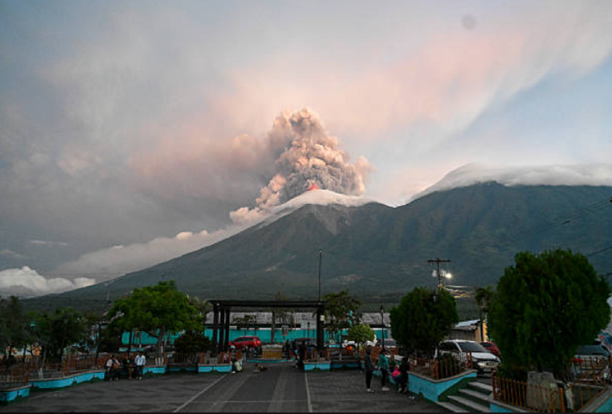 Erupción del Volcán de Fuego en Guatemala genera columnas de ceniza y evacuaciones en Escuintla.