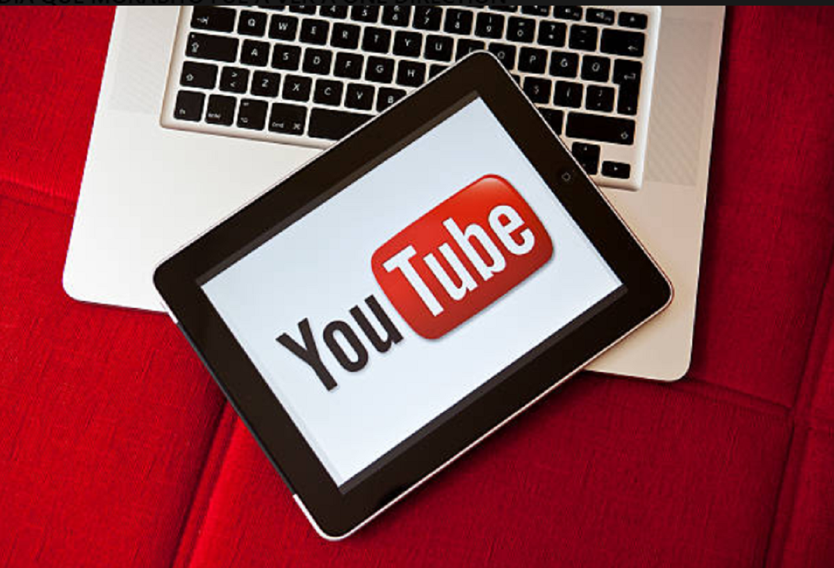Teléfono inteligente mostrando un aviso de incompatibilidad porque YouTube deja de funcionar en estos celulares