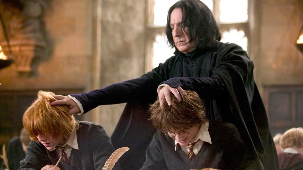 La influencia de figuras cotidianas en la creación de personajes ficticios se evidencia en el desarrollo de universos literarios que reflejan experiencias reales