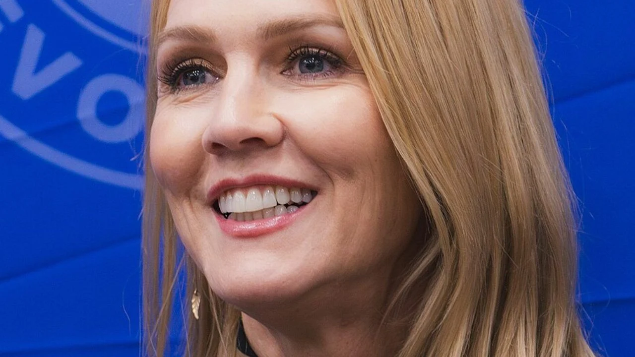 La figura de Jennie Garth, conocida por su papel como Kelly Taylor en Sensación de vivir, ha evolucionado hacia nuevos formatos de entretenimiento en televisión tras más de dos.
