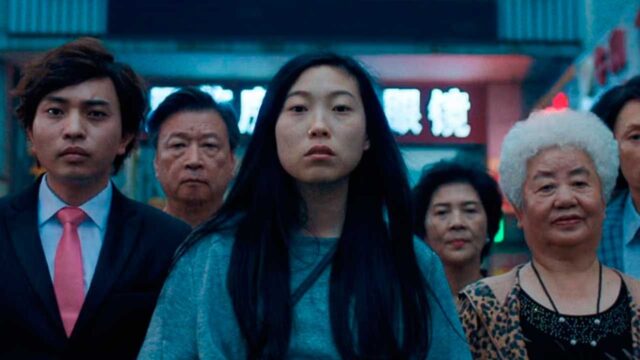 Una película que explora el impacto del cáncer en una familia china-estadounidense y las tensiones culturales que surgen al ocultar una enfermedad terminal.