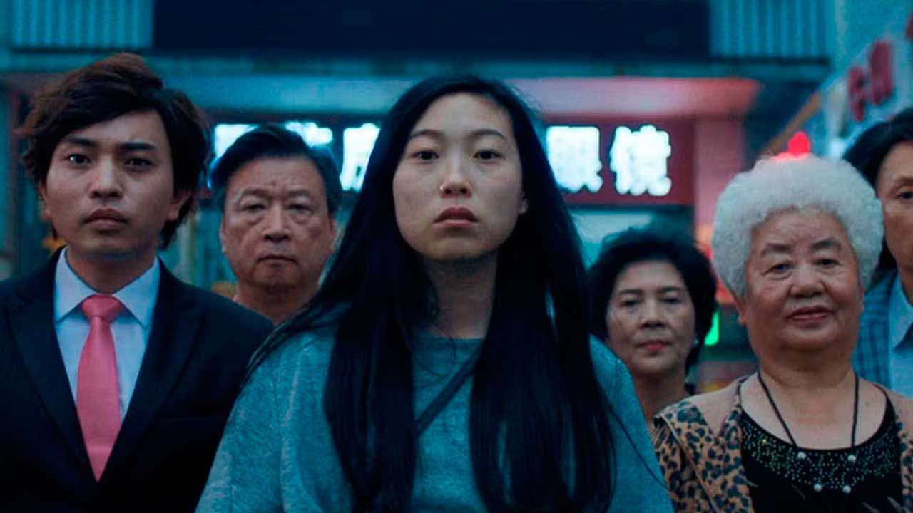 Una película que explora el impacto del cáncer en una familia china-estadounidense y las tensiones culturales que surgen al ocultar una enfermedad terminal.