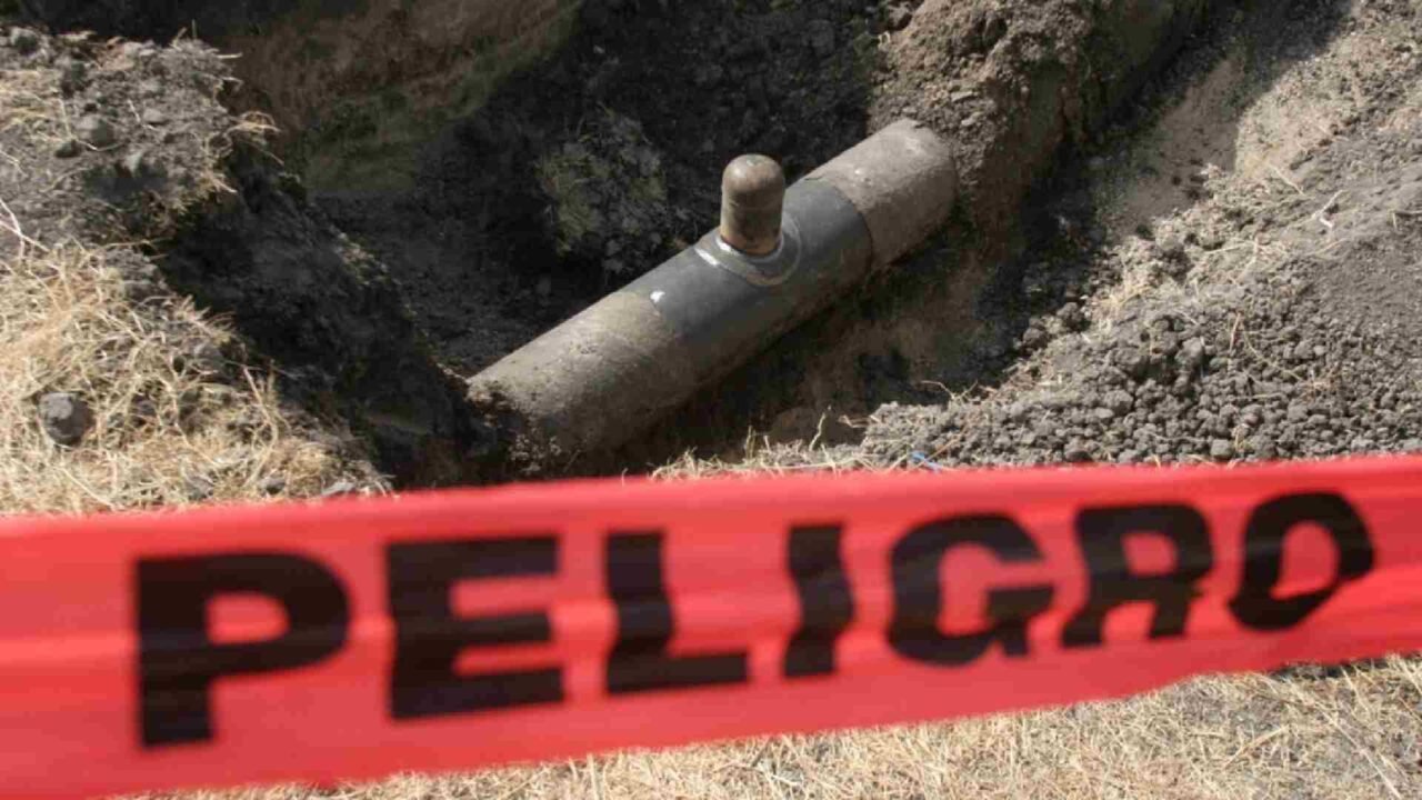 En agosto pasado, autoridades federales detectaron una operación de robo de gasolina en Tlajomulco, Jalisco, con decenas de contenedores y vehículos destinados al almacenamiento y.