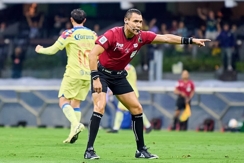 El árbitro Marco Antonio Ortiz fue criticado por decisiones en partidos clave entre América y Cruz Azul, lo que generó tensiones dentro del fútbol mexicano.