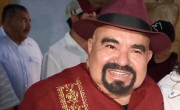 El gobierno estatal de Veracruz enfrenta críticas por la gestión de servicios de salud y el diálogo entre autoridades y personal médico durante eventos oficiales.