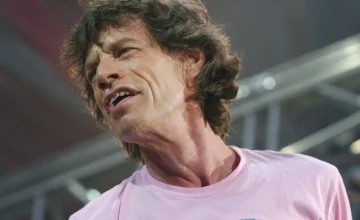 Un artista de música pop de edad avanzada mantiene un régimen físico estricto como parte de su estilo de vida en los últimos años.